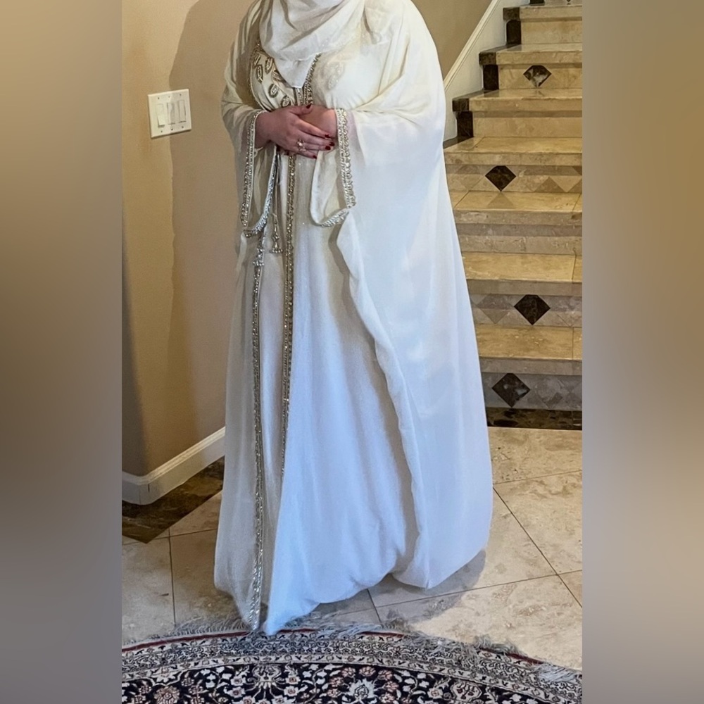 Elegant Ivory and Gold Women's Kaftan/Dress - Picture 7 of 8